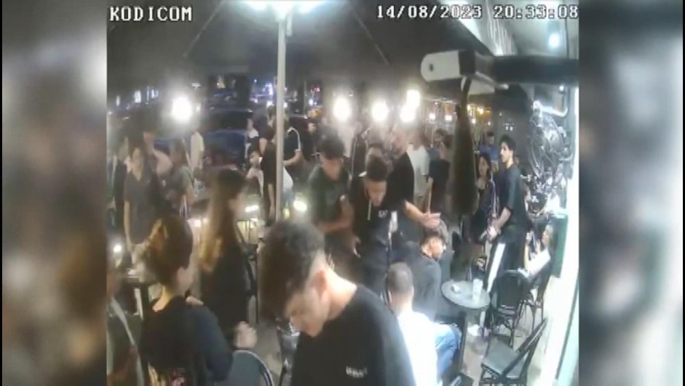 Bir grup kafe bastı, husumetlilerine ateş açtı