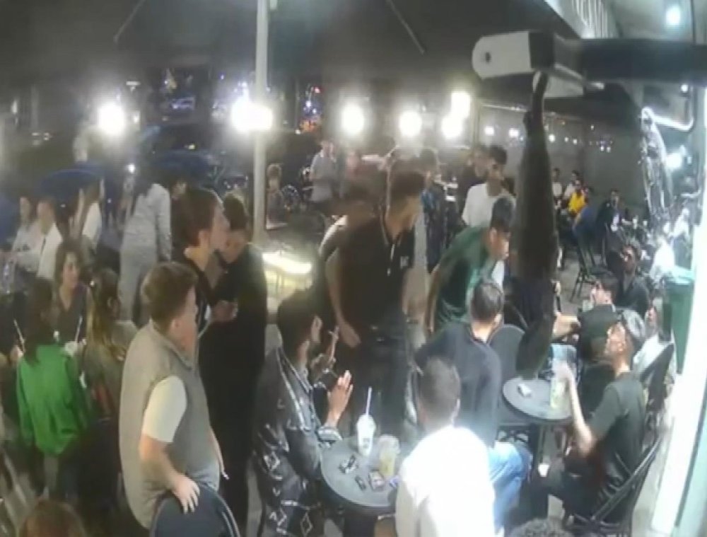 Bir grup kafe bastı, husumetlilerine ateş açtı