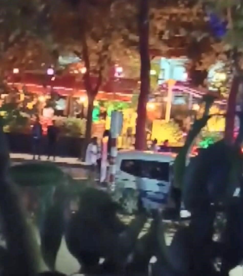 Restoranda başlayan kavga dışarıya taştı: Tekme ve yumruklar havada uçuştu