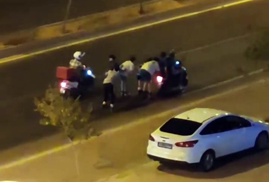 Motosikletlere tutunarak ilerleyen çocukların patenle tehlikeli yolculuğu