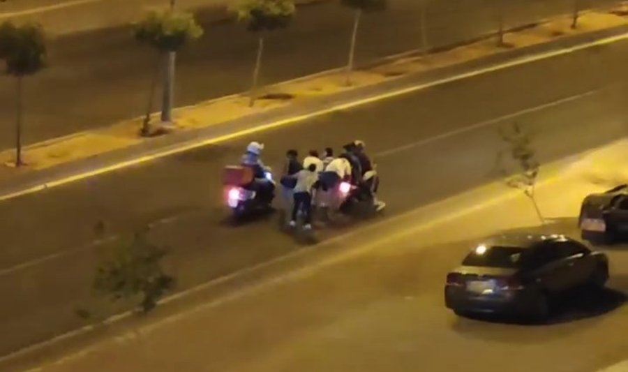 Motosikletlere tutunarak ilerleyen çocukların patenle tehlikeli yolculuğu