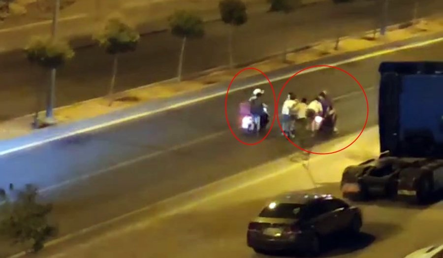 Motosikletlere tutunarak ilerleyen çocukların patenle tehlikeli yolculuğu