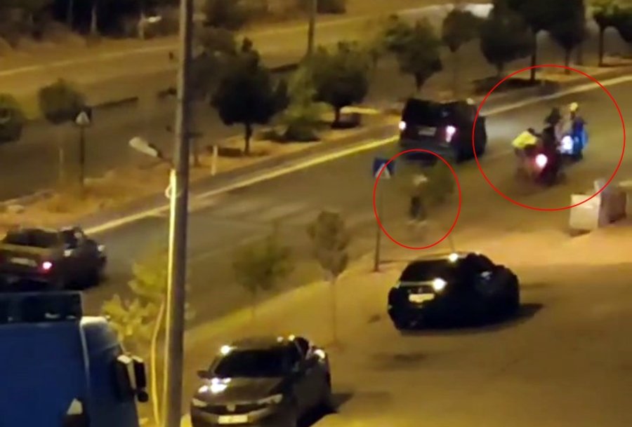 Motosikletlere tutunarak ilerleyen çocukların patenle tehlikeli yolculuğu