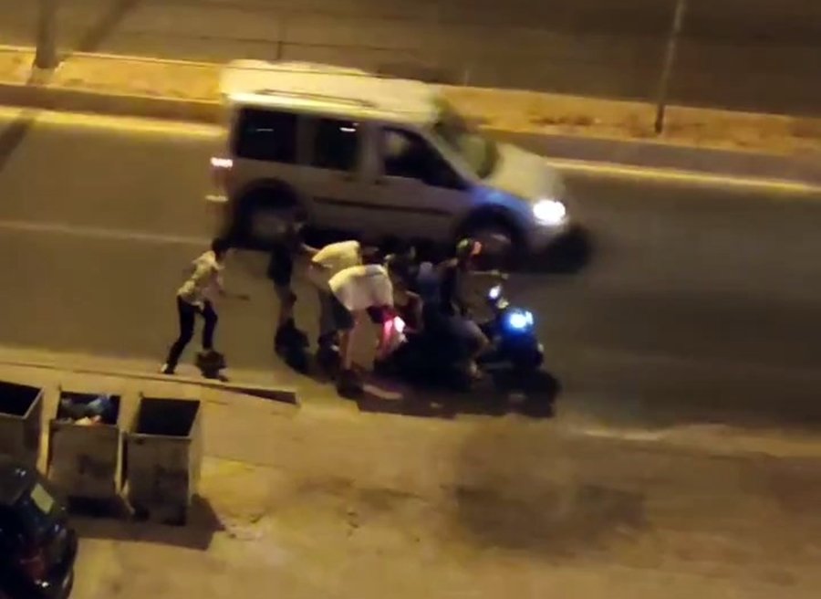 Motosikletlere tutunarak ilerleyen çocukların patenle tehlikeli yolculuğu