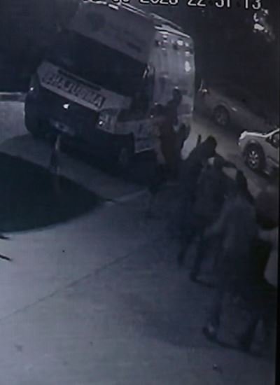 Hasta yakınlarının demir sopayla saldırdığı doktor ağır yaralı