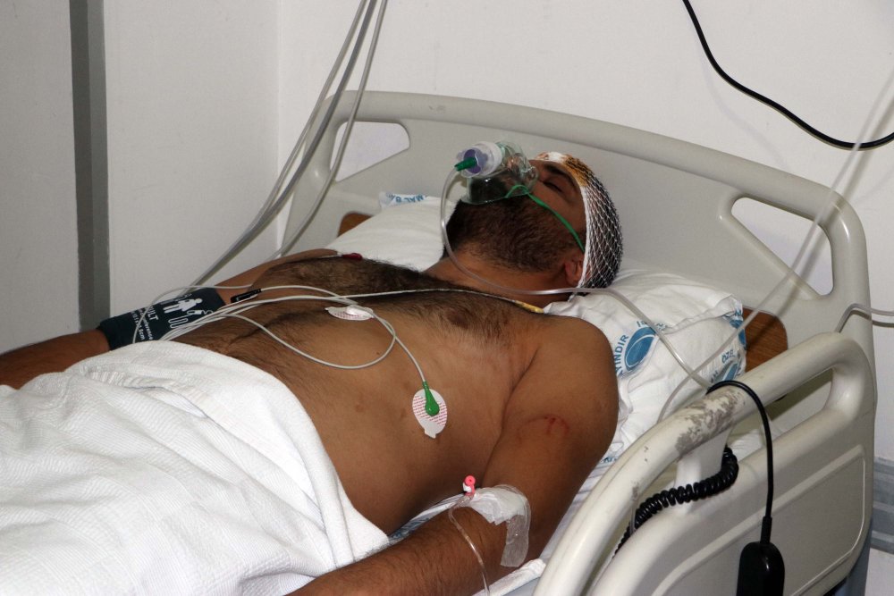 Hasta yakınlarının demir sopayla saldırdığı doktor ağır yaralı
