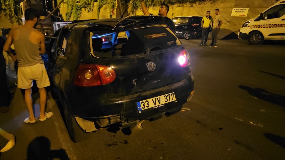 Silahlı saldırıdan kaçarken aracıyla evin çatısına uçtu