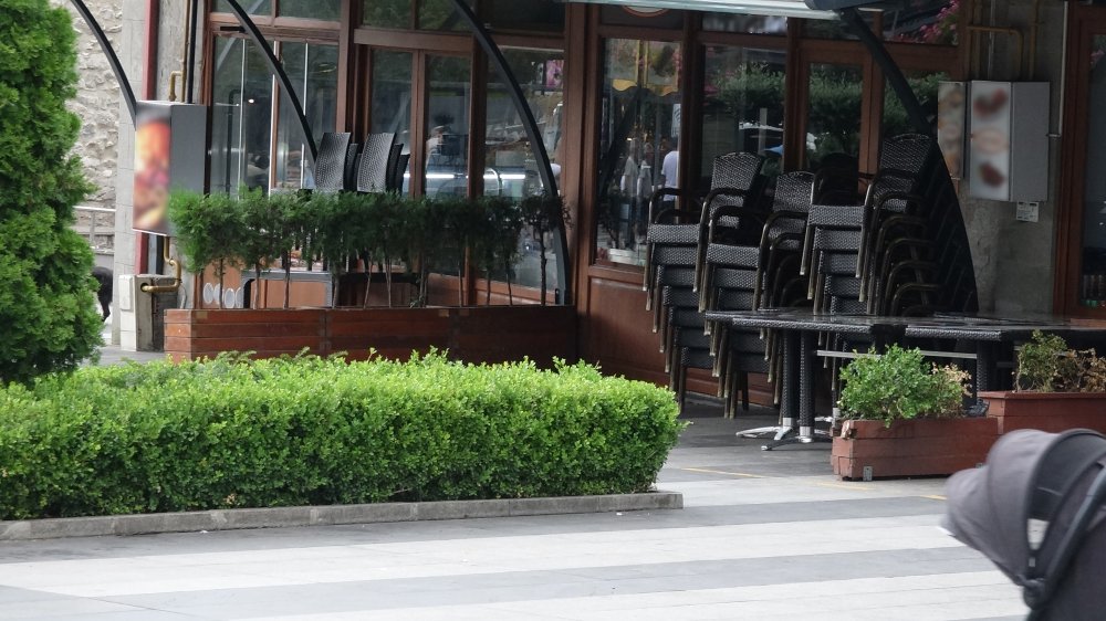 'Fahiş fiyat' mührüne 'tadilattayız' afişli kamuflaj