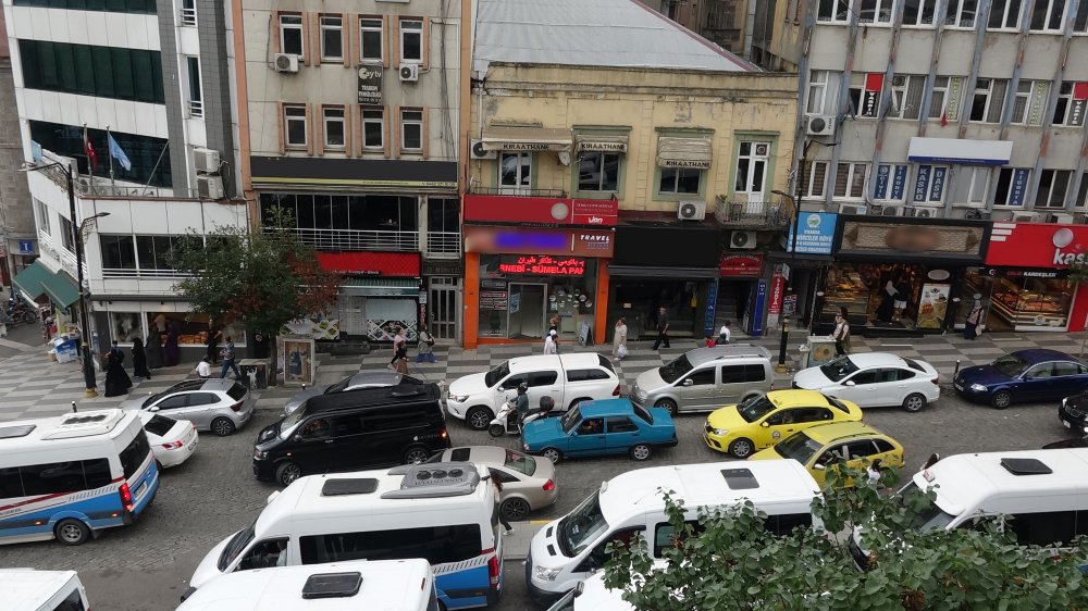 'Fahiş fiyat' mührüne 'tadilattayız' afişli kamuflaj