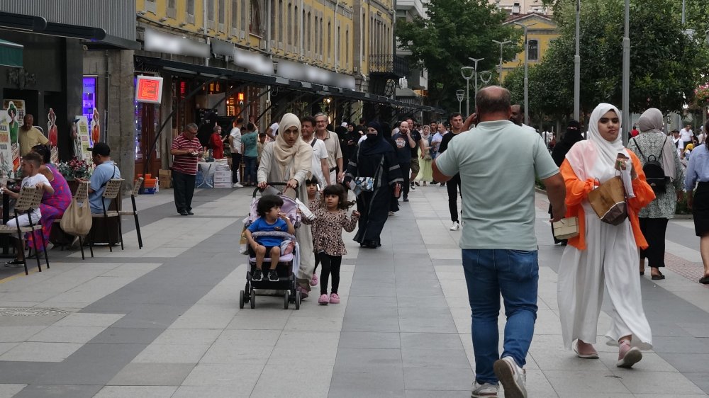 'Fahiş fiyat' mührüne 'tadilattayız' afişli kamuflaj