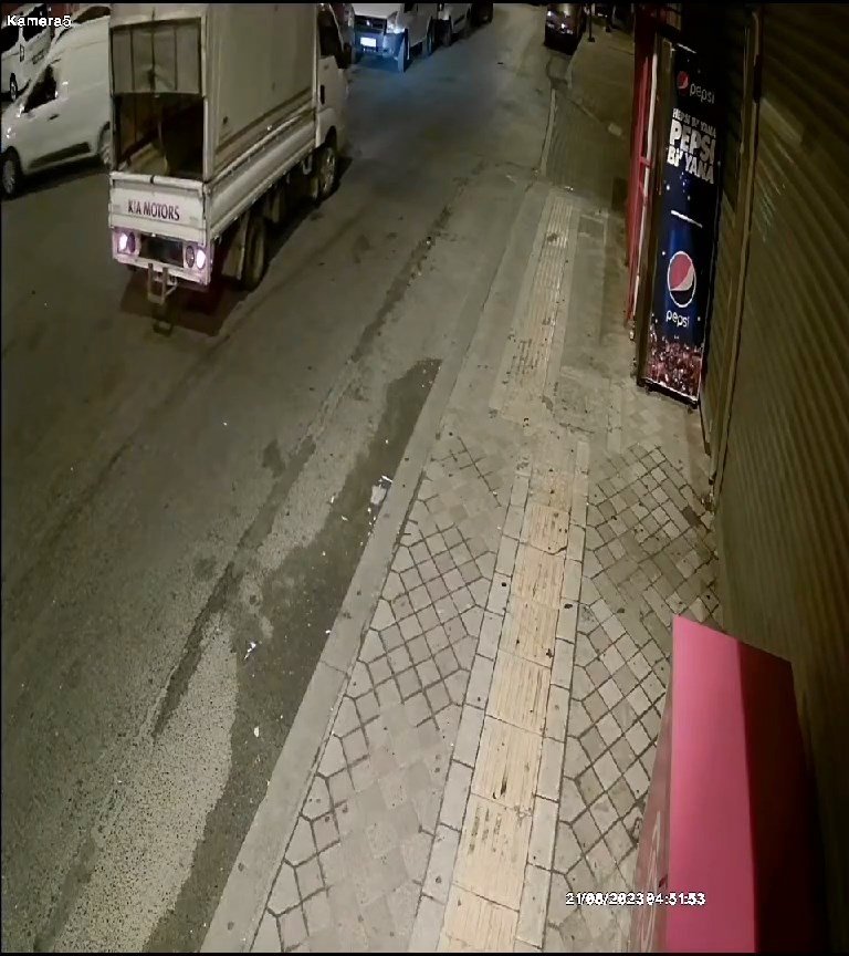 Hafif ticari araç çaldı: Görüntüler anbean kaydedildi