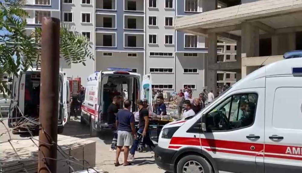 İnşaatta iskele çöktü: 2 ölü, 1 yaralı