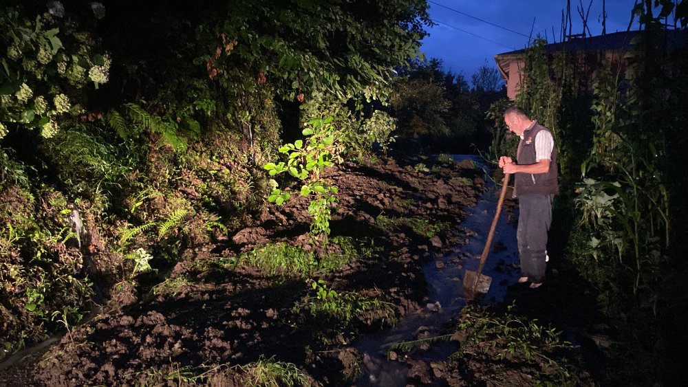 Kenti sağanak ve heyelan vurdu: Evler boşaltıldı