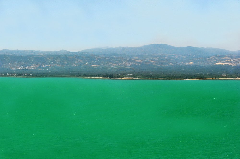 Bölgenin en büyük gölü turkuaza büründü