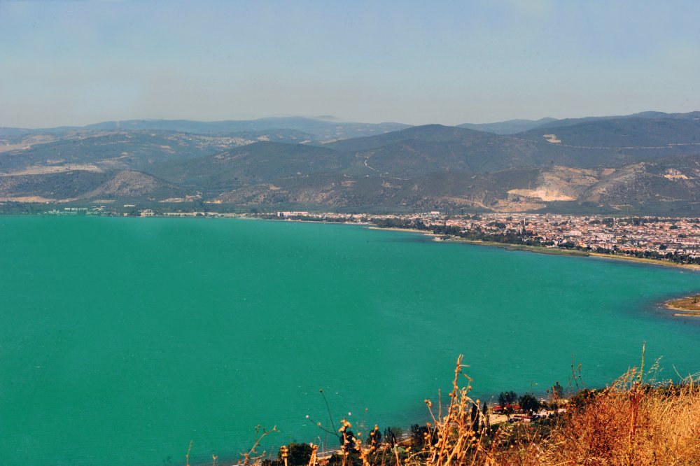 Bölgenin en büyük gölü turkuaza büründü