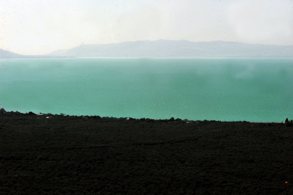 Bölgenin en büyük gölü turkuaza büründü