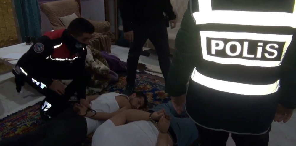 300 polisin katılımıyla eş zamanlı şafak operasyonu: 44 gözaltı
