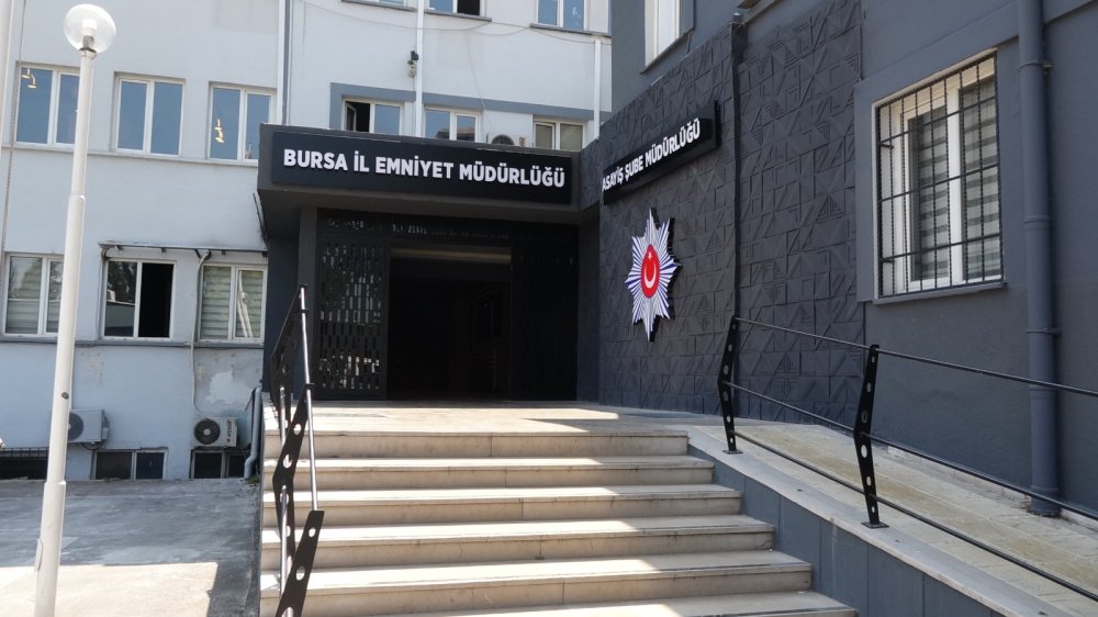 300 polisin katılımıyla eş zamanlı şafak operasyonu: 44 gözaltı