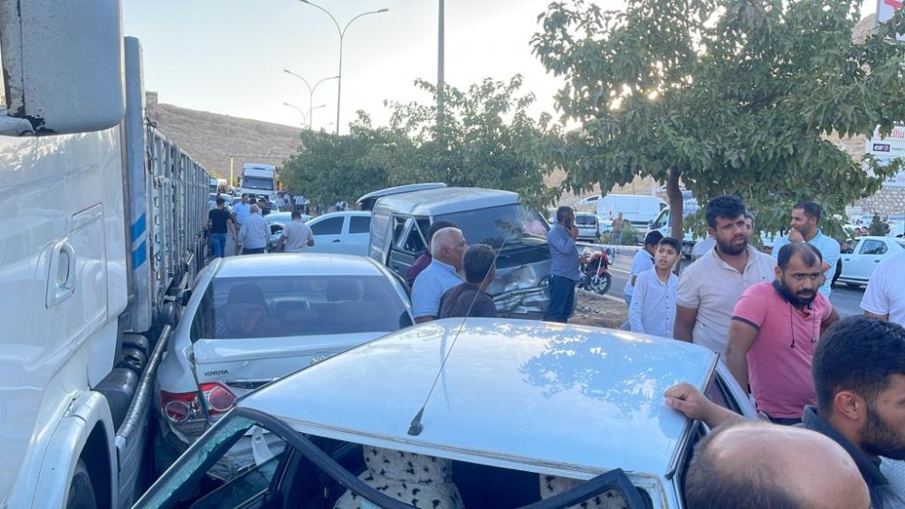 TIR 8 aracın arasına daldı! Ortalık savaş alanına döndü: 5 yaralı