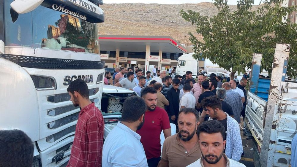 TIR 8 aracın arasına daldı! Ortalık savaş alanına döndü: 5 yaralı