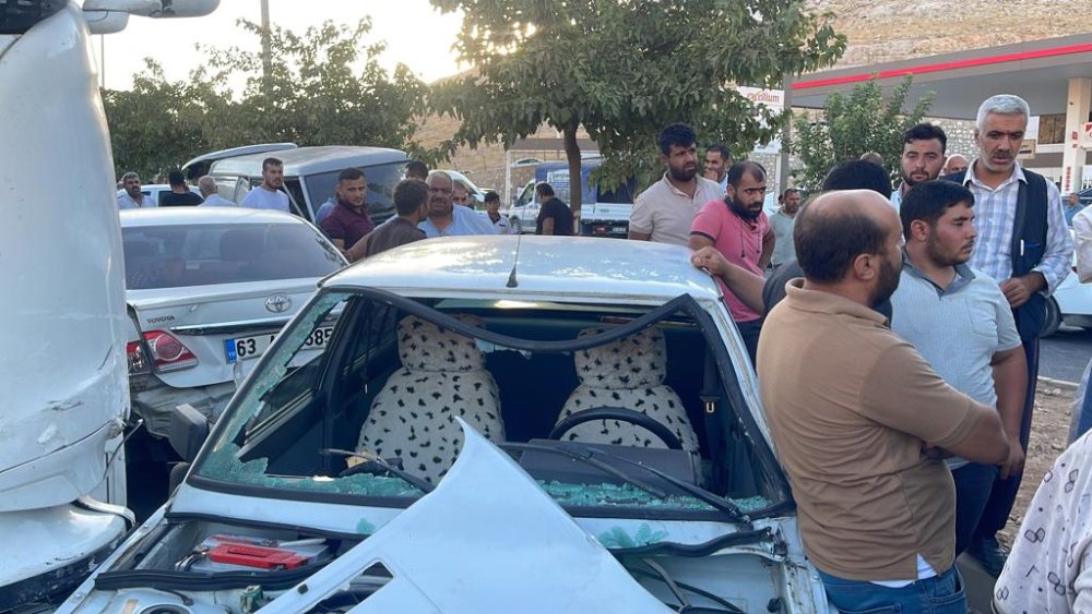 TIR 8 aracın arasına daldı! Ortalık savaş alanına döndü: 5 yaralı