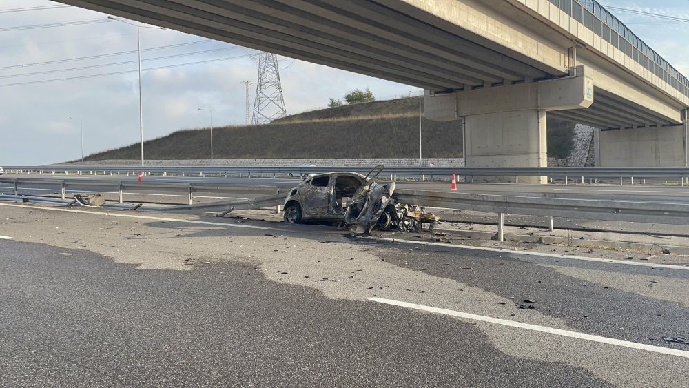 Bariyerlere çarpıp alev alan araçtaki 2 kişi öldü, 1 kişi yaralandı