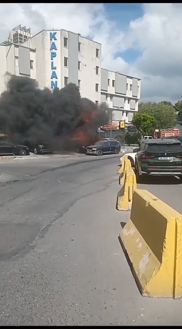 Oto sanayide yangın: 5 araç kül oldu