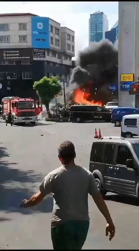 Oto sanayide yangın: 5 araç kül oldu
