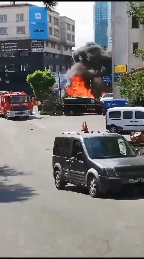 Oto sanayide yangın: 5 araç kül oldu