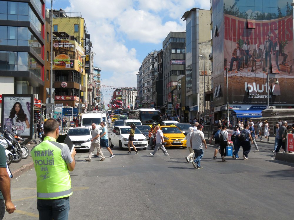 Dron destekli yaya geçidi denetimi