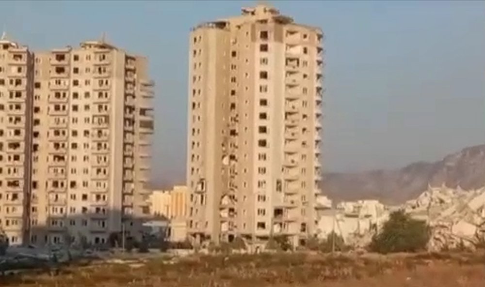 İki katlı bina kendiliğinden çöktü, 16 katlı rezidans yıkıldı