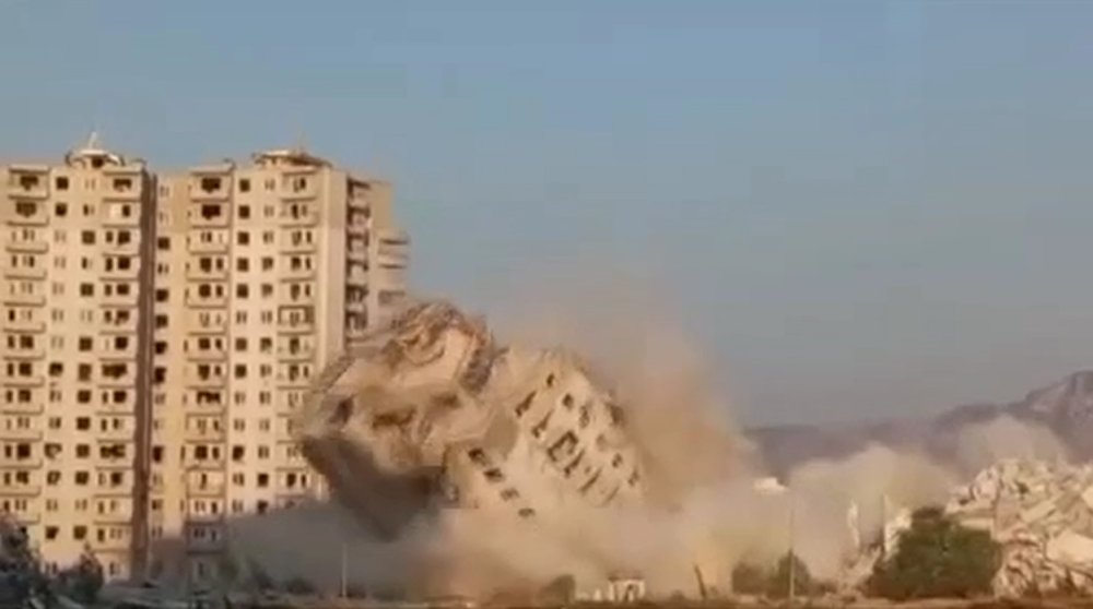 İki katlı bina kendiliğinden çöktü, 16 katlı rezidans yıkıldı