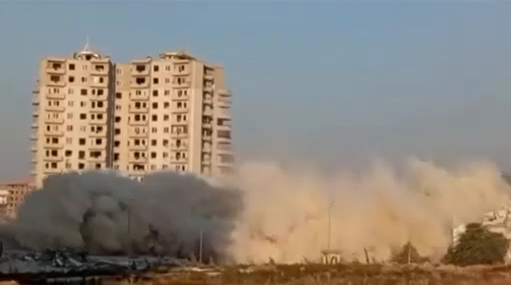 İki katlı bina kendiliğinden çöktü, 16 katlı rezidans yıkıldı