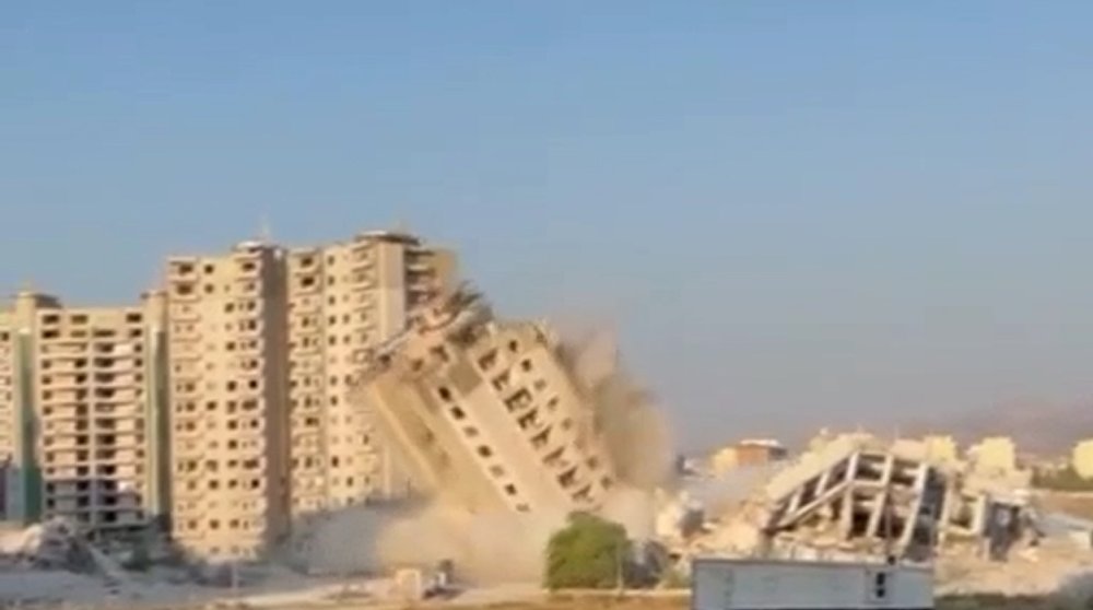 İki katlı bina kendiliğinden çöktü, 16 katlı rezidans yıkıldı