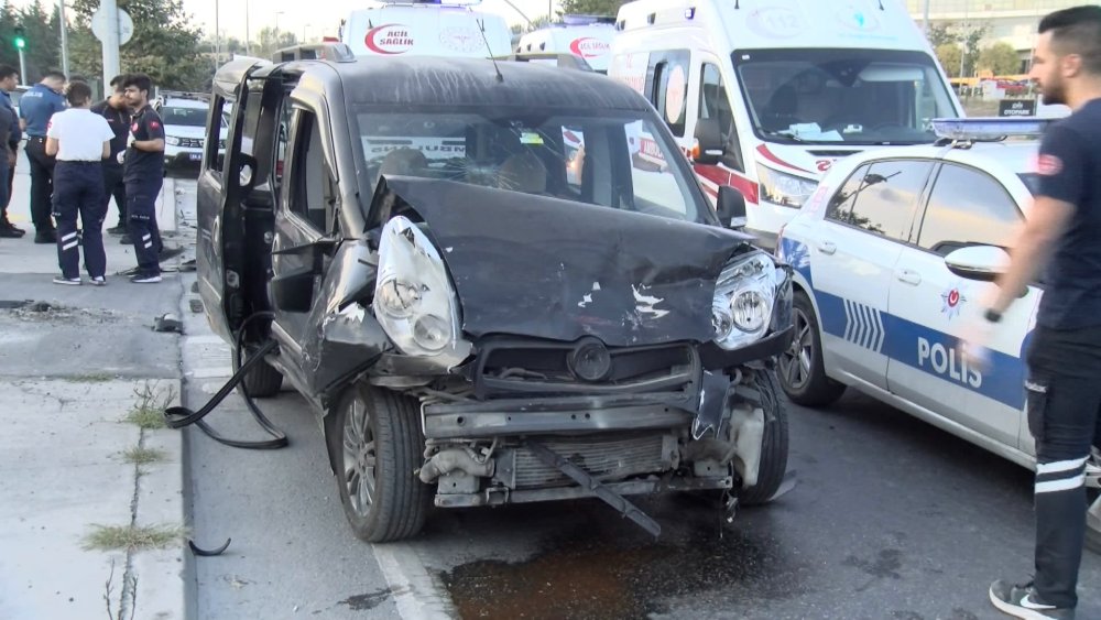 Kaza yapan otomobil dereye uçtu: Çok sayıda yaralı var