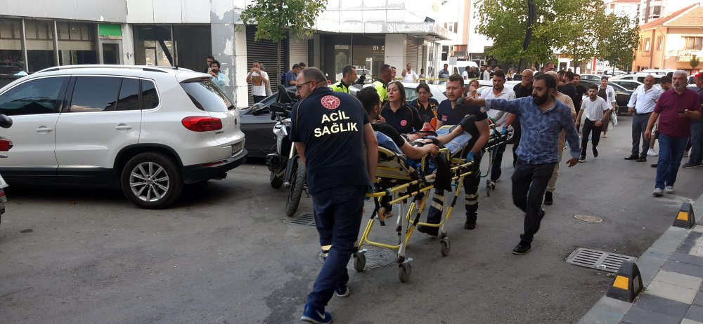 2 kardeşi ve yoldan geçen kuryeyi vurdu: Saldırgan aranıyor