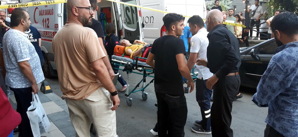 2 kardeşi ve yoldan geçen kuryeyi vurdu: Saldırgan aranıyor