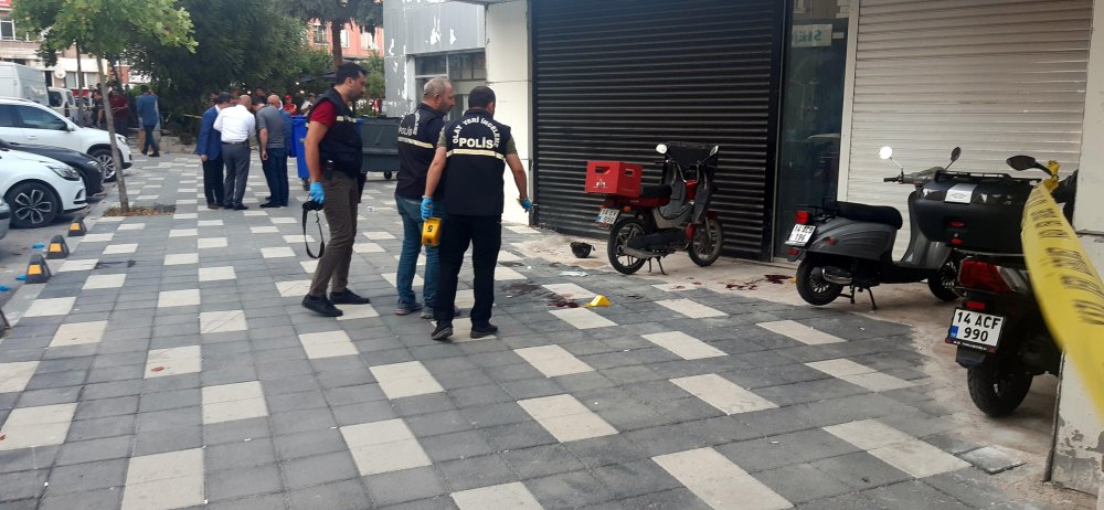 2 kardeşi ve yoldan geçen kuryeyi vurdu: Saldırgan aranıyor