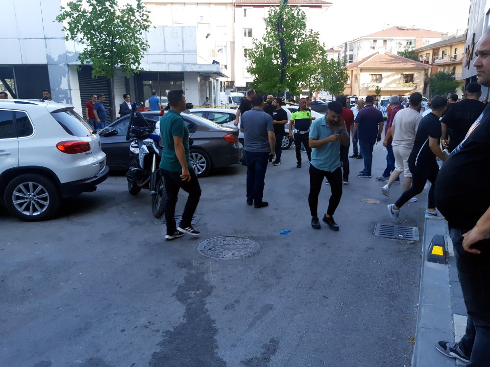 2 kardeşi ve yoldan geçen kuryeyi vurdu: Saldırgan aranıyor