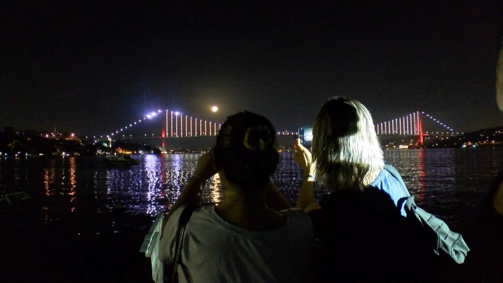 'Mavi Ay' görenleri büyüledi