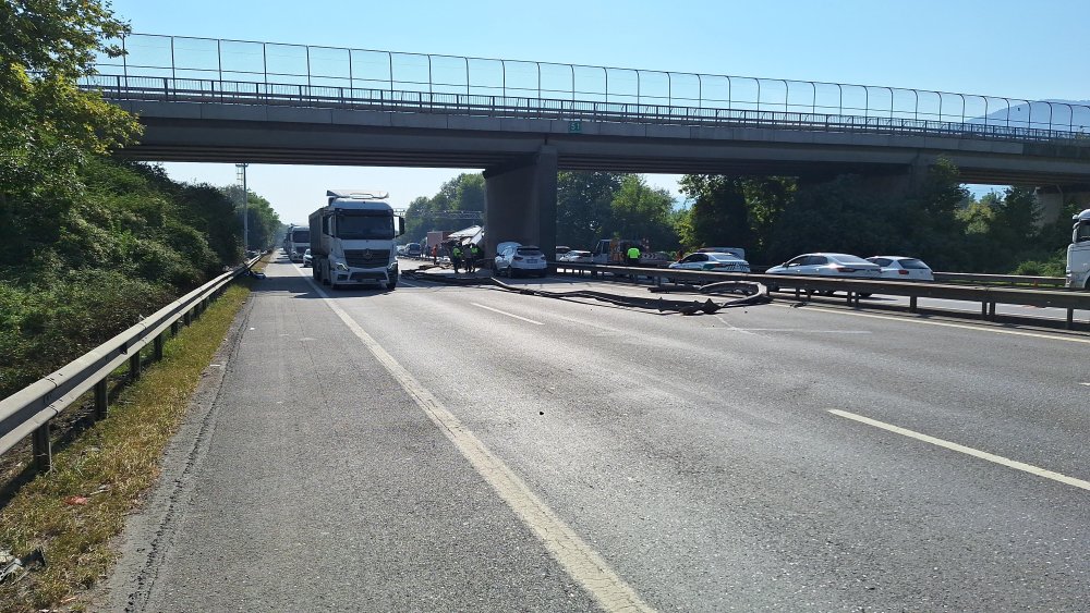 Trafiği kilitleyen kaza: Yolda 5 kilometrelik kuyruk oluştu