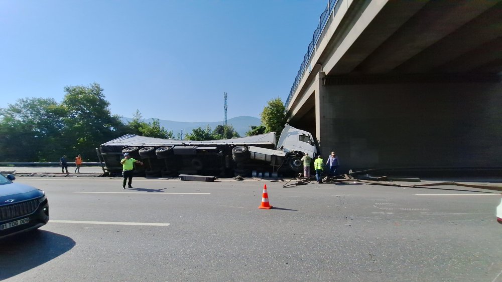 Trafiği kilitleyen kaza: Yolda 5 kilometrelik kuyruk oluştu