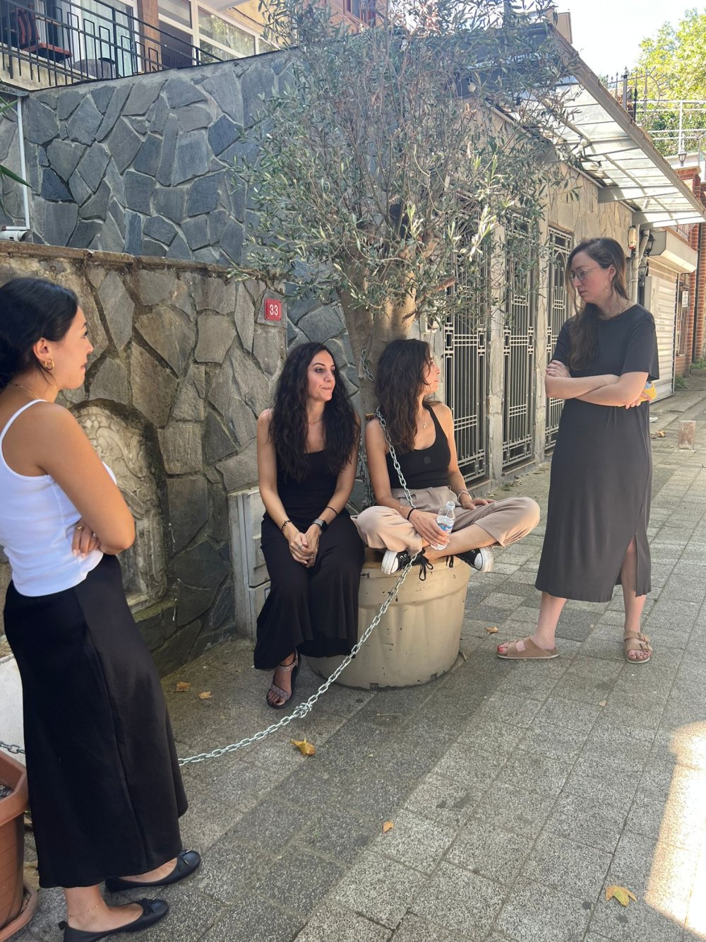 Zeytin ağacı tartışması: Kendini ağaca zincirledi