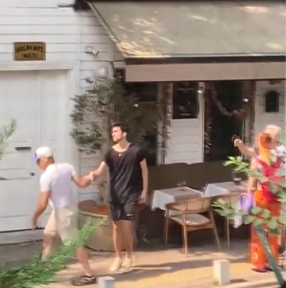 Zeytin ağacı tartışması: Kendini ağaca zincirledi