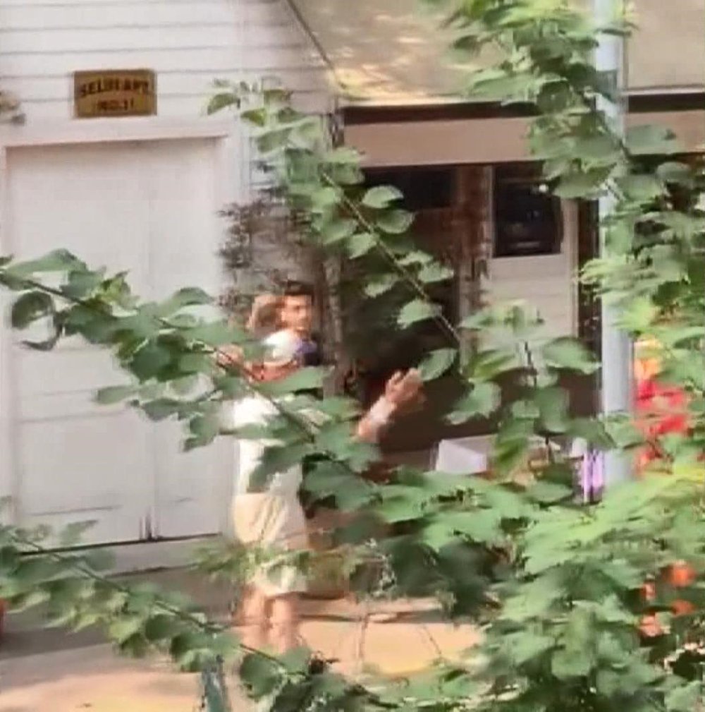 Zeytin ağacı tartışması: Kendini ağaca zincirledi