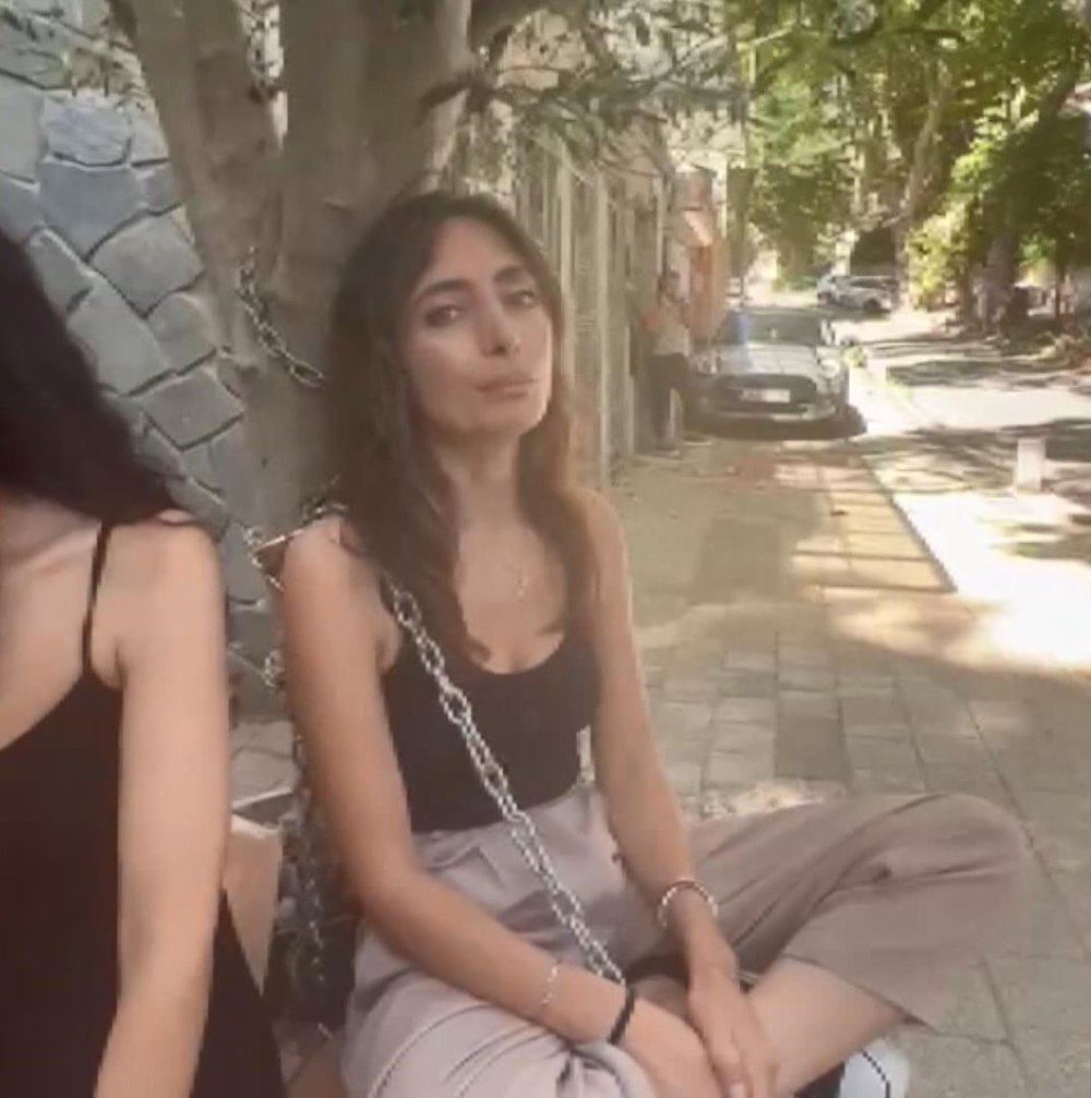 Zeytin ağacı tartışması: Kendini ağaca zincirledi