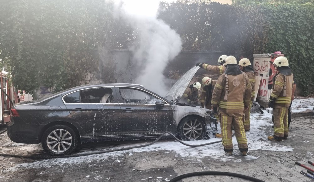 Park halindeki otomobil alev alev yandı!