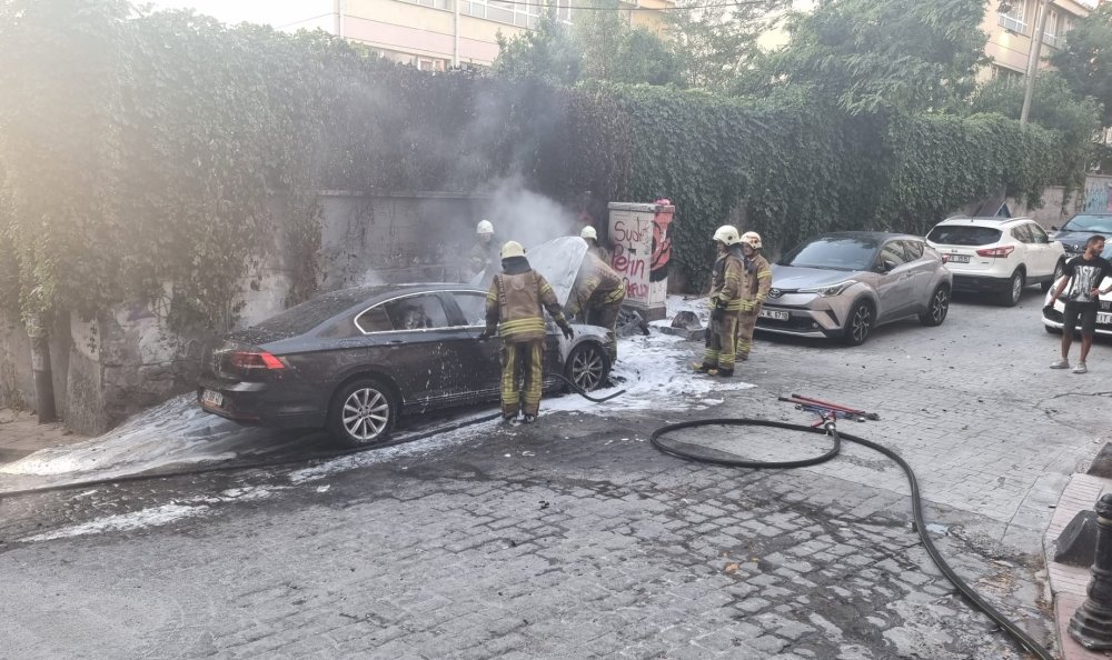 Park halindeki otomobil alev alev yandı!