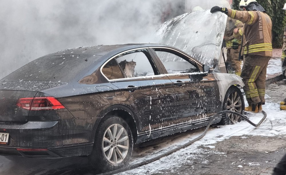 Park halindeki otomobil alev alev yandı!