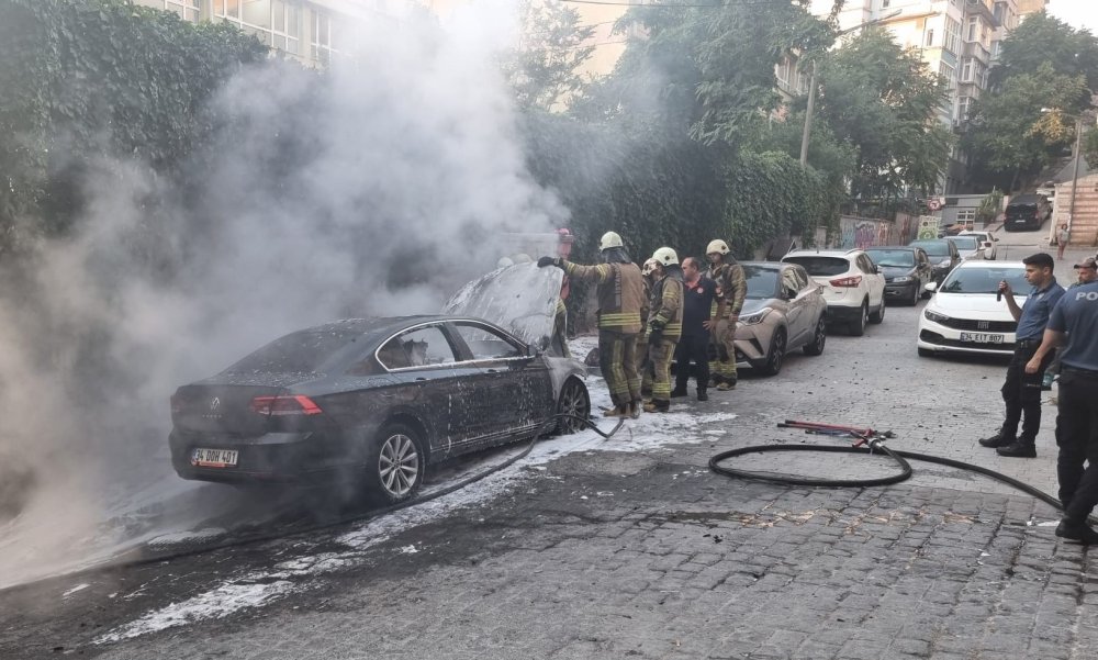 Park halindeki otomobil alev alev yandı!